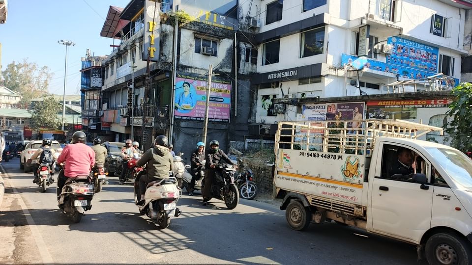 डांगकवाली में निजी बस खराब होने से लगा जाम। संवाद डांगकवाली में निजी बस खराब होने से लगा जाम। संवाद