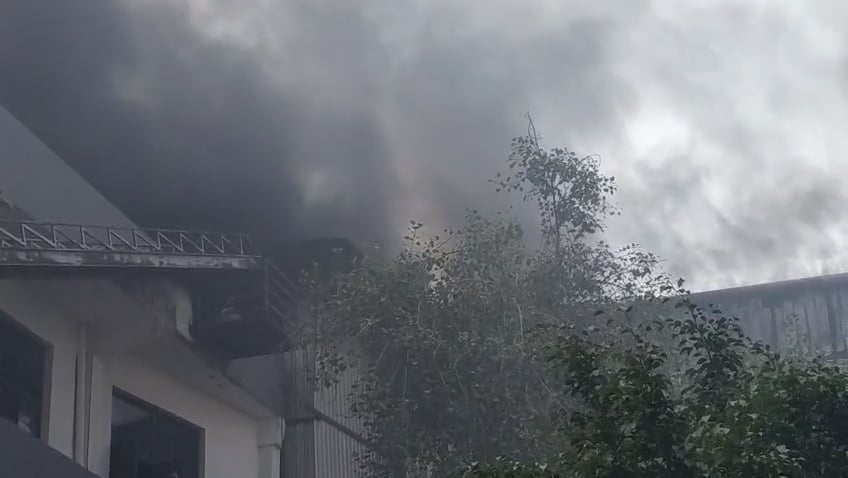 फैक्टरी में लगी आग से उठती लपटें। संवाद फैक्टरी में लगी आग से उठती लपटें। संवाद