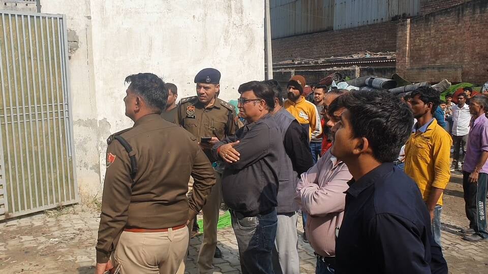 फैक्टरी में लगी आग से उठती लपटें। संवाद फैक्टरी में लगी आग से उठती लपटें। संवाद