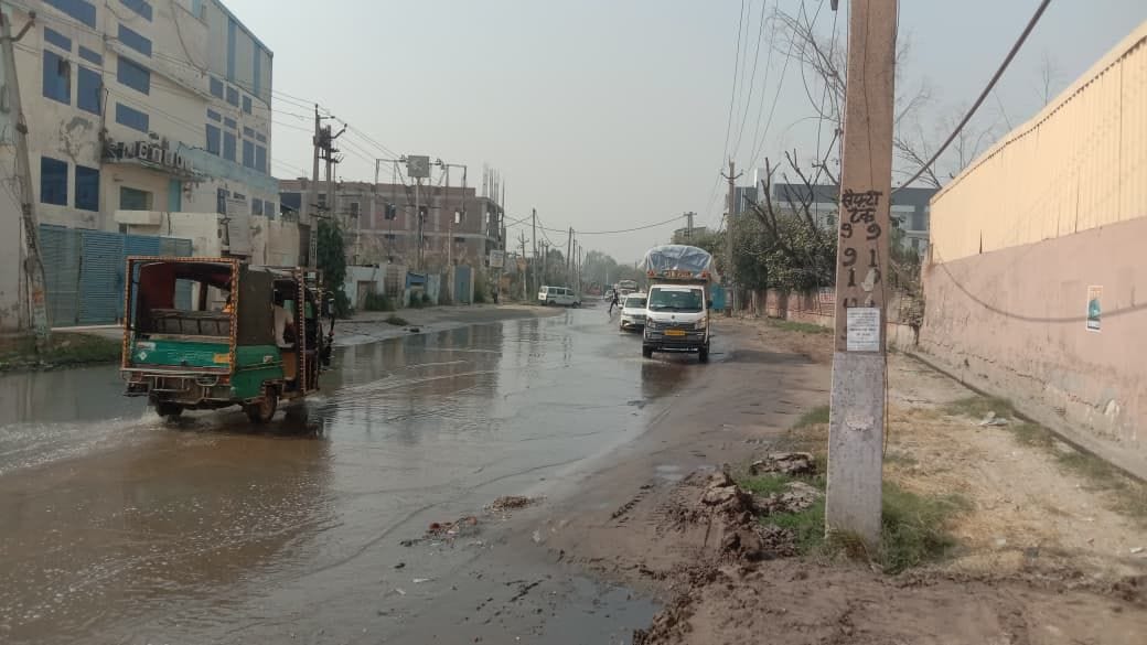 फोटो :11: सोनीपत के बीसवां मील में अमर उजाला के संवाद कार्यक्रम में शामिल क्षेत्रवासी व दुकानदा फोटो :11: सोनीपत के बीसवां मील में अमर उजाला के संवाद कार्यक्रम में शामिल क्षेत्रवासी व दुकानदा