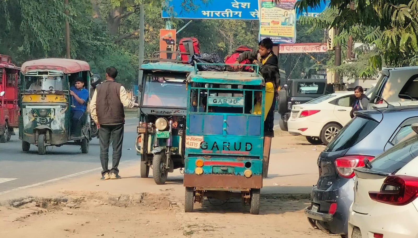 फोटो-15  मिलेट्री चौराहे पर यातायात कर्मचारियों के सामने से स्कूली बच्चों को लेकर जाता अमानक ओव
