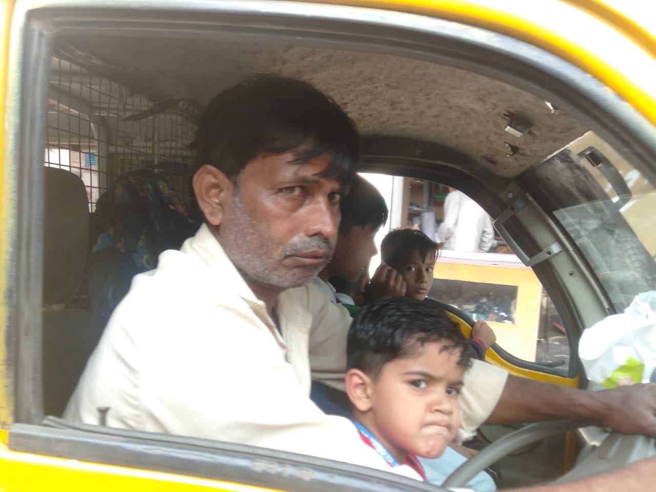 फोटो-15  मिलेट्री चौराहे पर यातायात कर्मचारियों के सामने से स्कूली बच्चों को लेकर जाता अमानक ओव