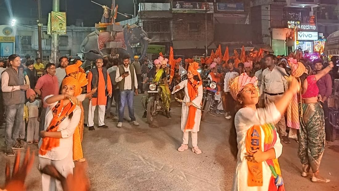 फोटो 19 एमएएचपी 20 परिचय-मणिकर्णिका यात्रा में शामिल रानी लक्ष्मीबाई की झांकी। संवाद