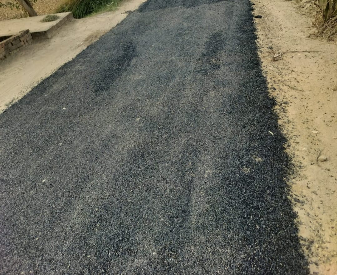 फोटो - 22 बिना साफ सफाई के डाली जा रही गिट्टी। संवाद फोटो - 22 बिना साफ सफाई के डाली जा रही गिट्टी। संवाद