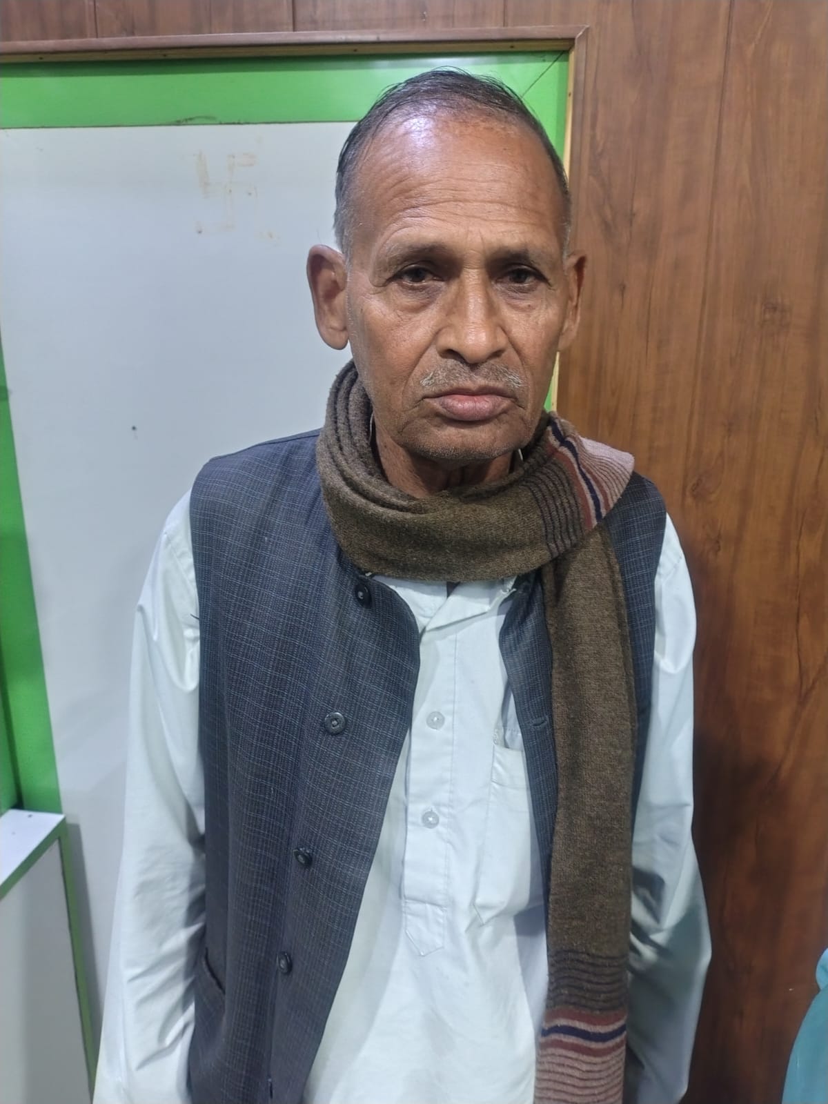 फोटो - 22 बिना साफ सफाई के डाली जा रही गिट्टी। संवाद फोटो - 22 बिना साफ सफाई के डाली जा रही गिट्टी। संवाद