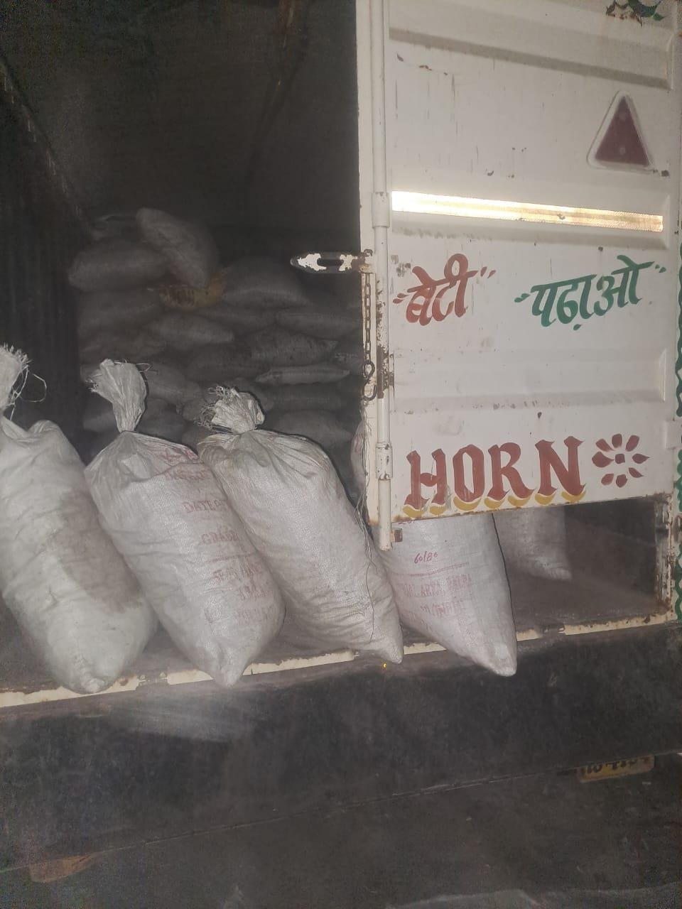 फोटो :29: सोनीपत के फिरोजपुर बांगर औद्योगिक क्षेत्र में भट्ठी को नष्ट करती टीम। स्रोत प्रदूषण 