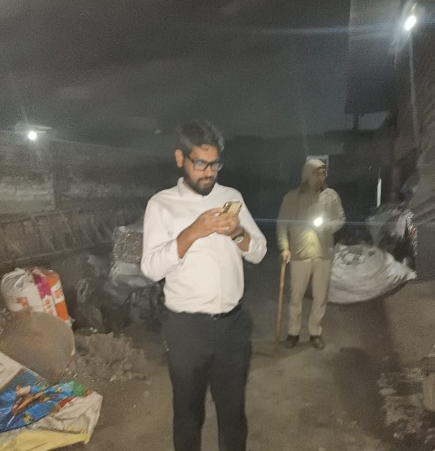 फोटो :29: सोनीपत के फिरोजपुर बांगर औद्योगिक क्षेत्र में भट्ठी को नष्ट करती टीम। स्रोत प्रदूषण 