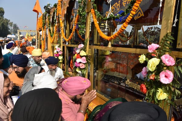 गुरुद्वारा इसराना साहिब में नगर कीर्तन शुरू करते हुए। संवाद गुरुद्वारा इसराना साहिब में नगर कीर्तन शुरू करते हुए। संवाद
