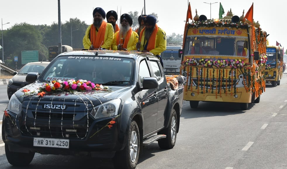 गुरुद्वारा इसराना साहिब में नगर कीर्तन शुरू करते हुए। संवाद गुरुद्वारा इसराना साहिब में नगर कीर्तन शुरू करते हुए। संवाद