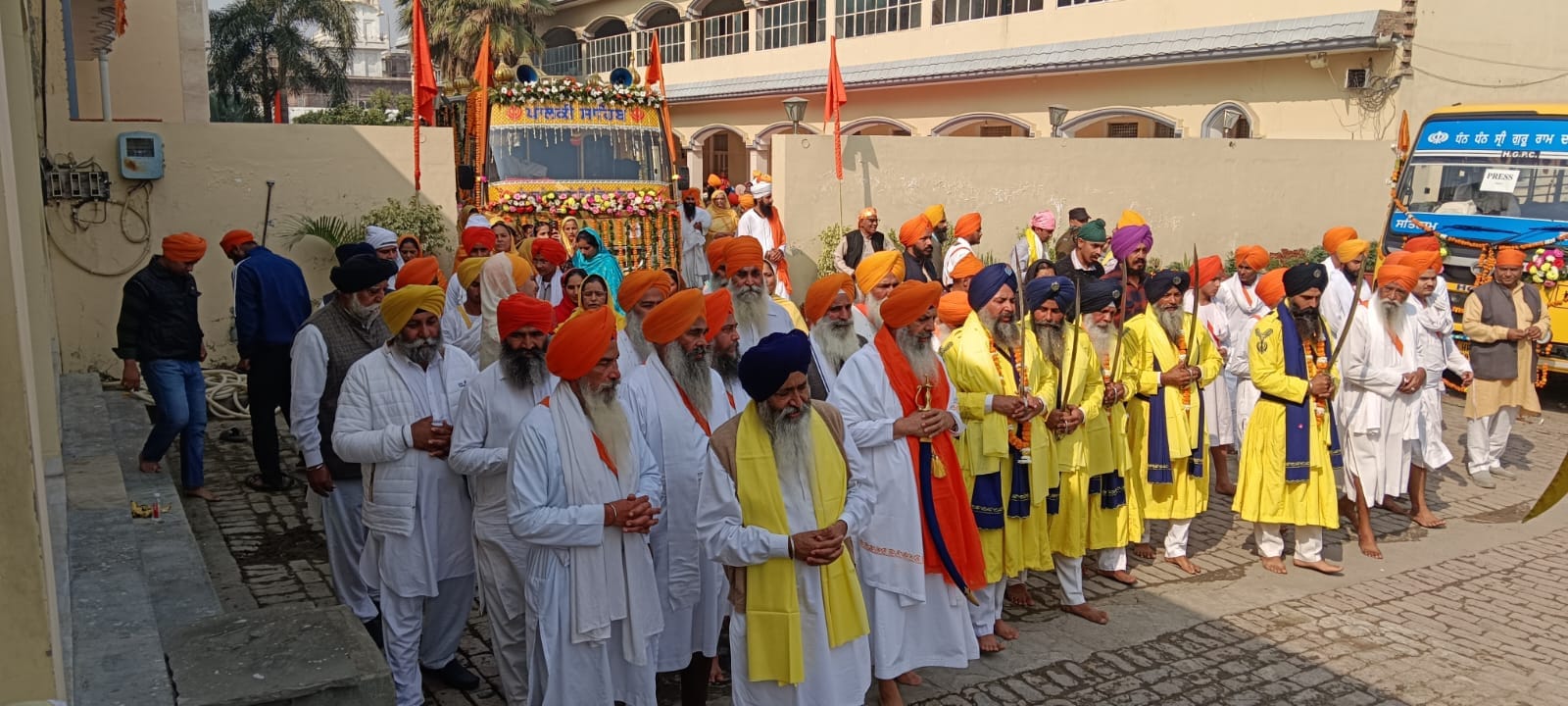 गुरुद्वारा इसराना साहिब में नगर कीर्तन शुरू करते हुए। संवाद गुरुद्वारा इसराना साहिब में नगर कीर्तन शुरू करते हुए। संवाद