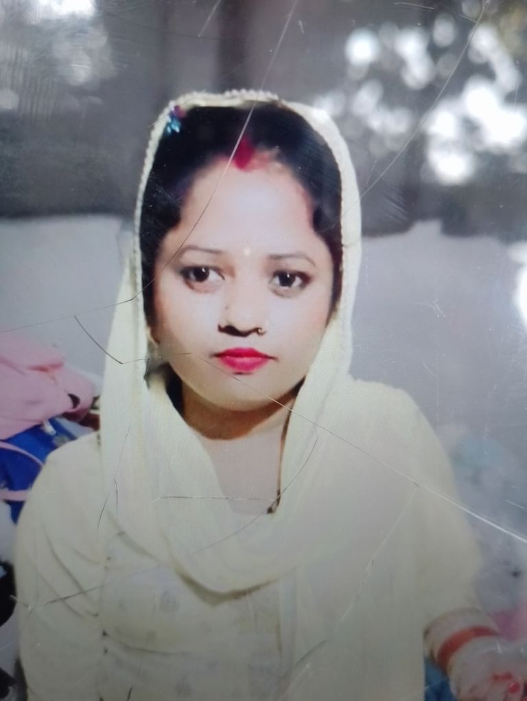 जिला नागरिक अस्पताल के शवगृह के बाहर मौजूद मृतक आरती के परिजन। संवाद