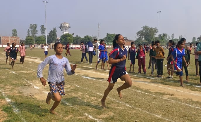 कबड्डी प्रतियोगिता में पसीना बहाते छात्र। संवाद