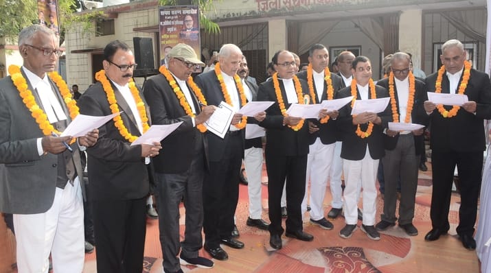 कचहरी में वकील परिषद् के शपथ ग्रहण समारोह में बोलतीं न्यायमूर्ति मंजू रानी चौहान। संवाद