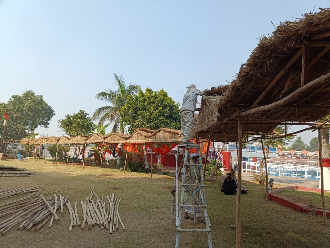 कुरुक्षेत्र। हरियाणा पवेलियपन को तैयार करते पलवल के कारीगर। संवाद