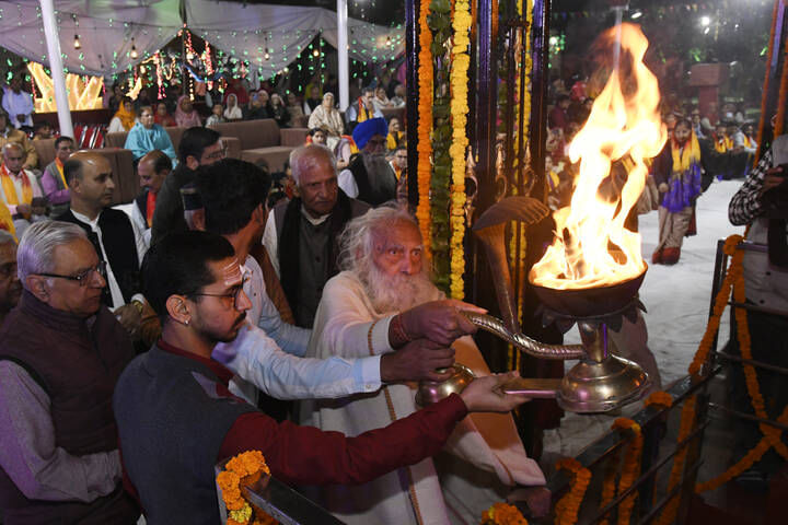 कुरुक्षेत्र। पवित्र ब्रह्मसरोवर पर सांध्यकालीन महाआरती करता वेदपाठी व इस दौरान ब्रह्मसरोवर का ब