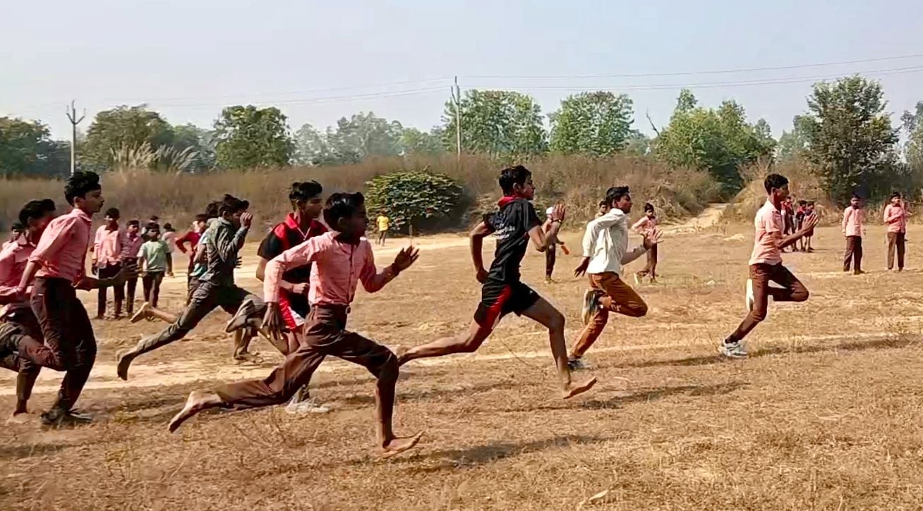 खंदक में आयोजित प्रतियोगिता में लंबी कूद में भाग लेती एक प्रतिभागी। स्रोत स्वयं