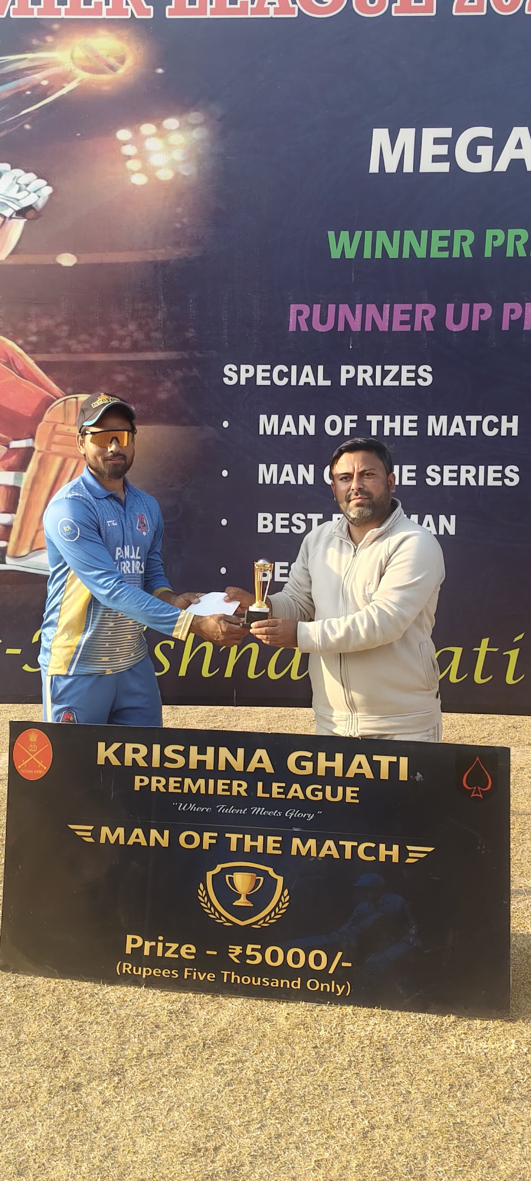 पुंछ में कृष्णा पाटी परिमियर लीग के सेमिफाईनल में मैन आफ दा मैच को सम्मानित करते आतिथी