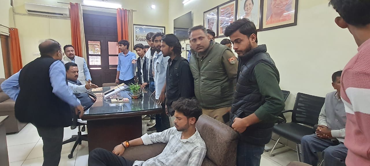 प्रॉक्टर ऑफिस में हंगामा करते छात्र।