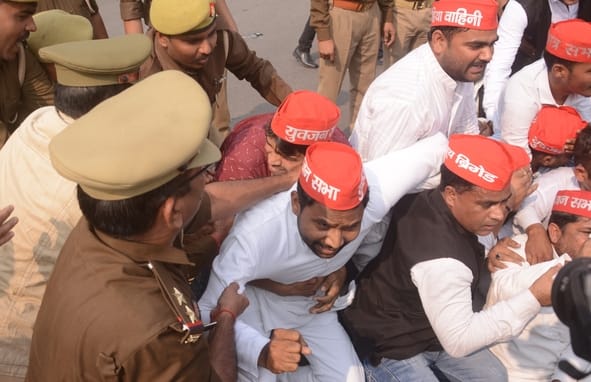 प्रदर्शन करते सपा कार्यकर्ता।