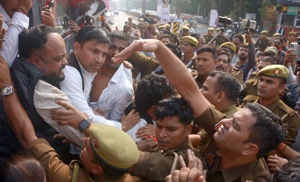 प्रदर्शन करते सपा कार्यकर्ता।