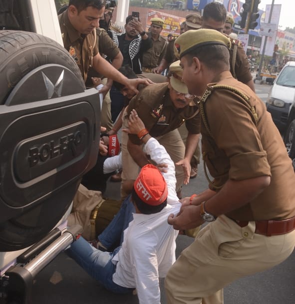 प्रदर्शन करते सपा कार्यकर्ता।
