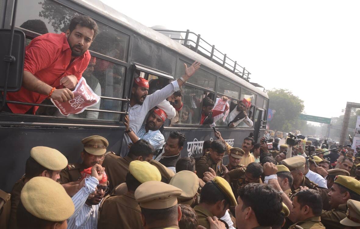 प्रदर्शन करते सपा कार्यकर्ता।
