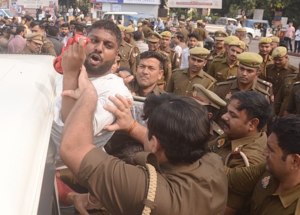 प्रदर्शन करते सपा कार्यकर्ता।