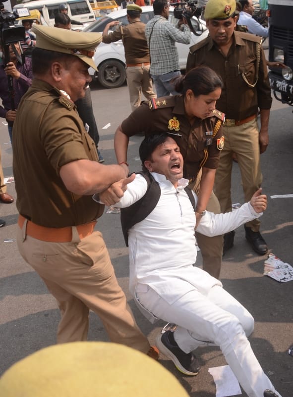 प्रदर्शन करते सपा कार्यकर्ता।