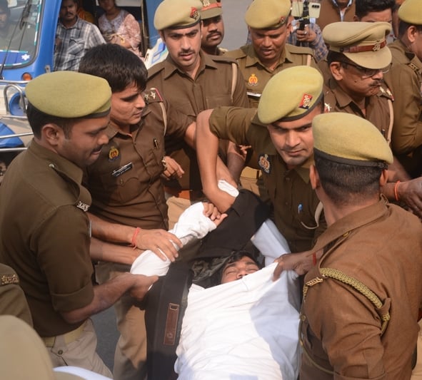 प्रदर्शन करते सपा कार्यकर्ता।