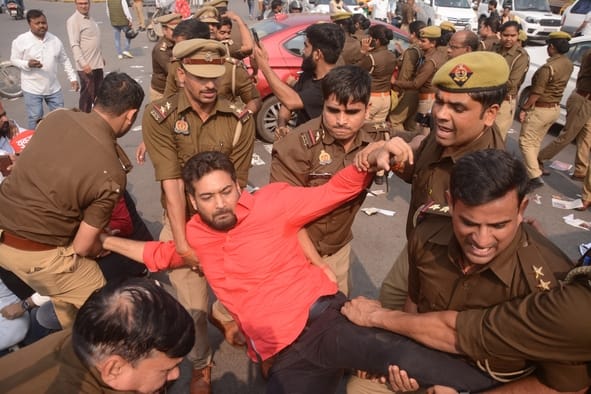 प्रदर्शन करते सपा कार्यकर्ता।