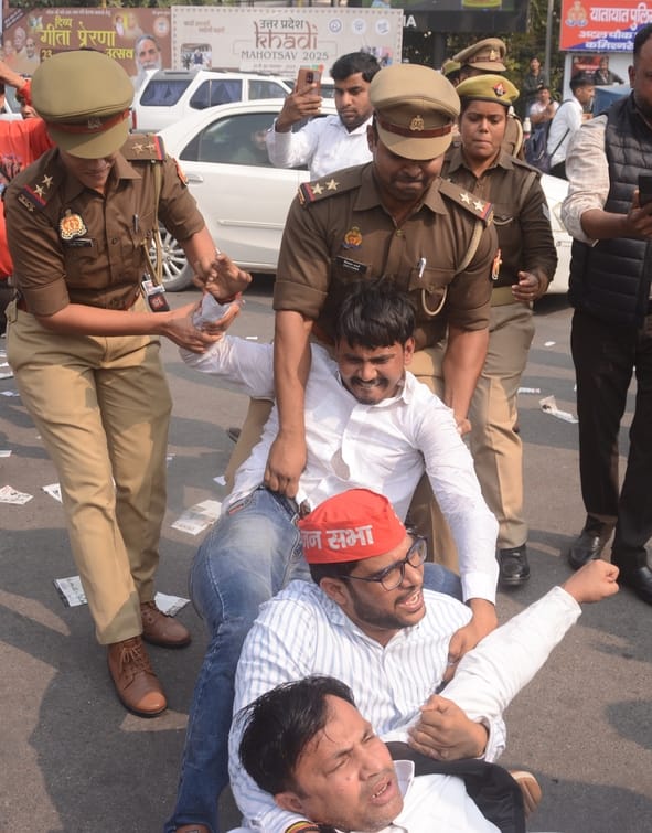 प्रदर्शन करते सपा कार्यकर्ता।
