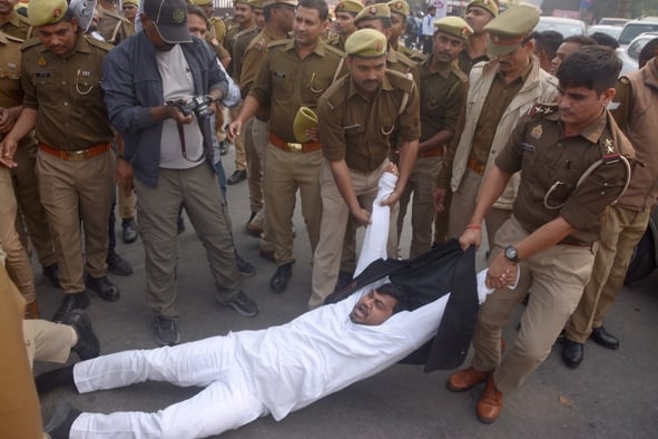 प्रदर्शन करते सपा कार्यकर्ता।