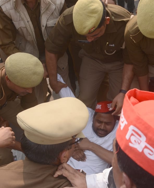 प्रदर्शन करते सपा कार्यकर्ता।