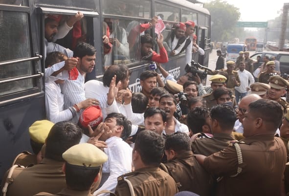 प्रदर्शन करते सपा कार्यकर्ता।