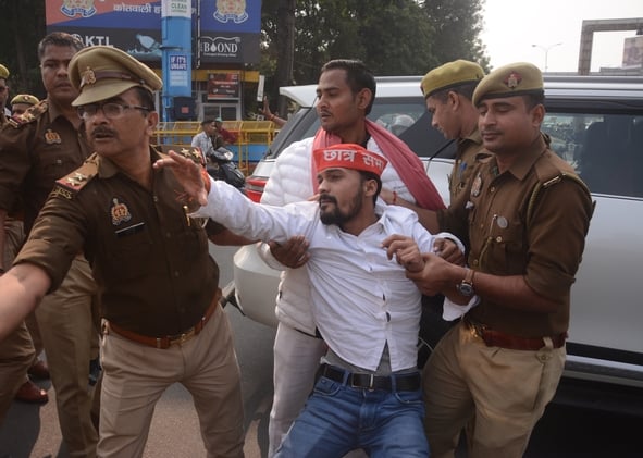 प्रदर्शन करते सपा कार्यकर्ता।