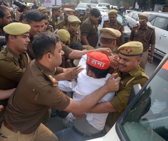 प्रदर्शन करते सपा कार्यकर्ता।