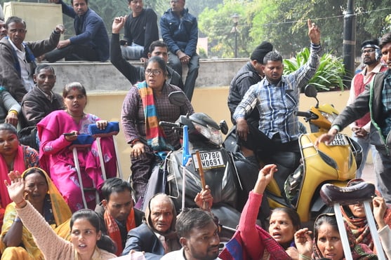 प्रदर्शन करते दिव्यांग।
