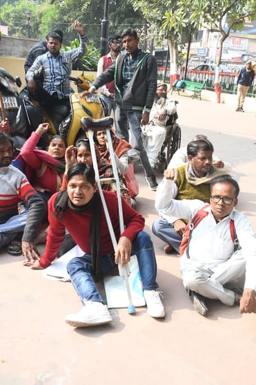प्रदर्शन करते दिव्यांग।