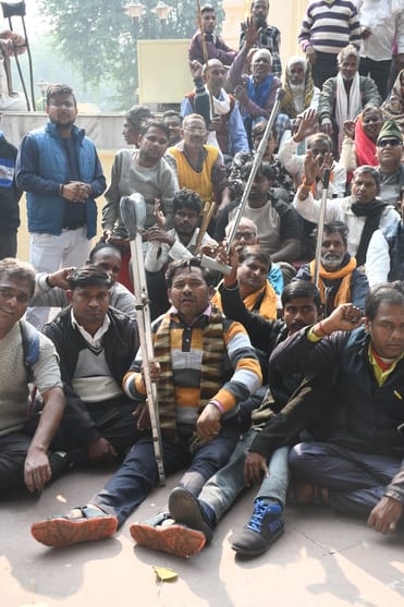 प्रदर्शन करते दिव्यांग।