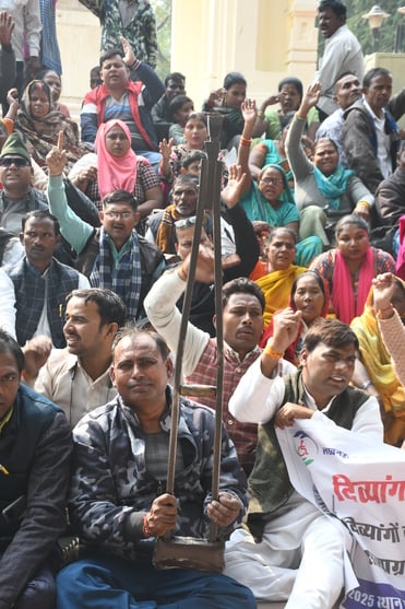 प्रदर्शन करते दिव्यांग।