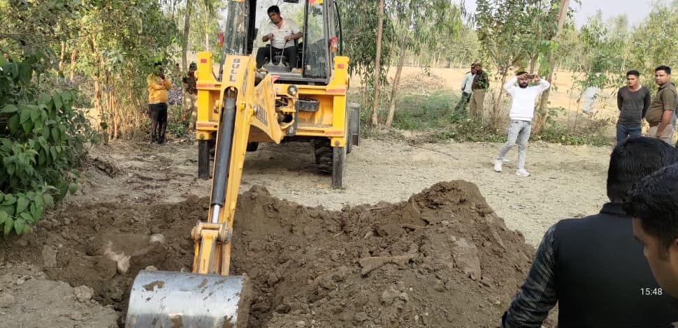 पिसनहारी में गोवंश के अवशेष मिलने री सूचना पर मौके पर पहुंचे पुलिस अधिकारी। संवाद पिसनहारी में गोवंश के अवशेष मिलने री सूचना पर मौके पर पहुंचे पुलिस अधिकारी। संवाद