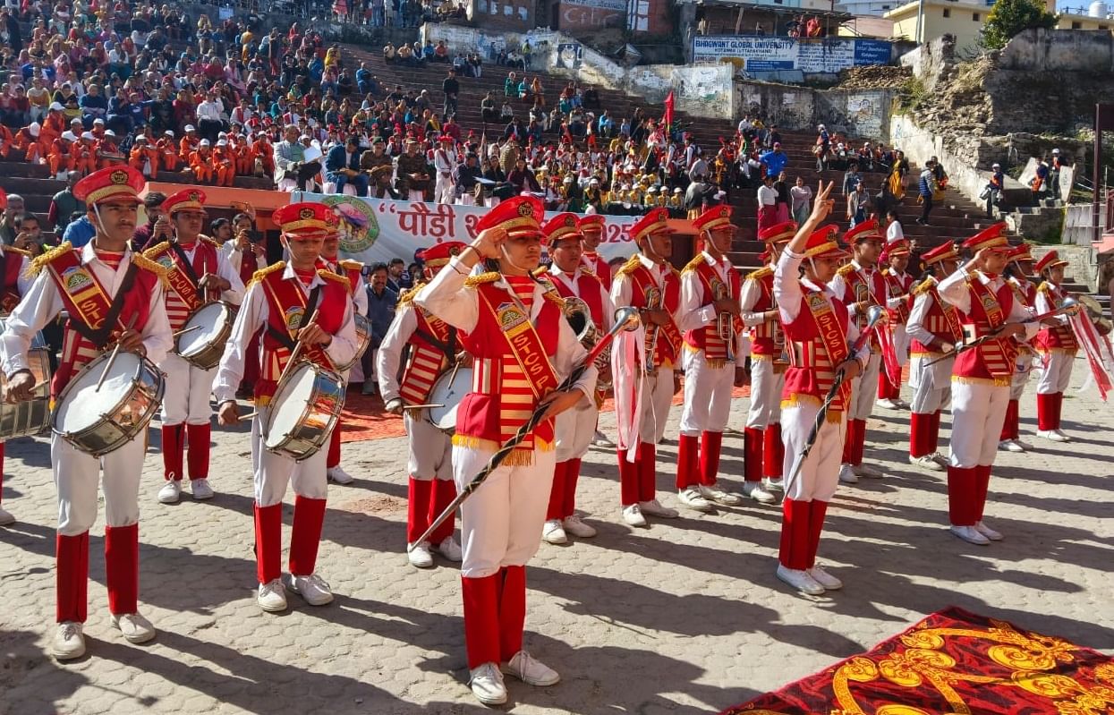 पौड़ी शरदोत्सव के तहत बैंड की धुन पर मार्च पास्ट की करती छात्राएं- संवाद पौड़ी शरदोत्सव के तहत बैंड की धुन पर मार्च पास्ट की करती छात्राएं- संवाद