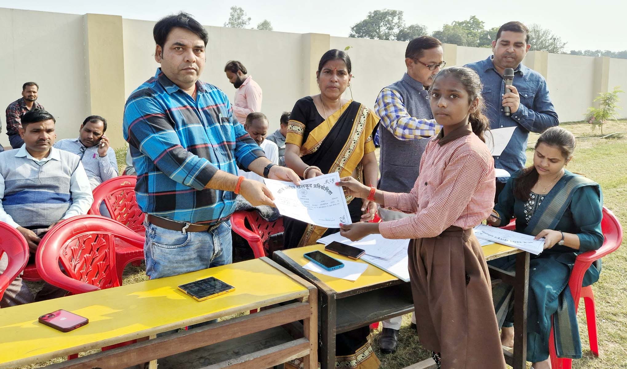 पुवायां में ब्लॉक स्तरीय खेत प्रतियोगिता में दौड़ लगाने को तैयार बच्चे। स्रोत शिक्षक