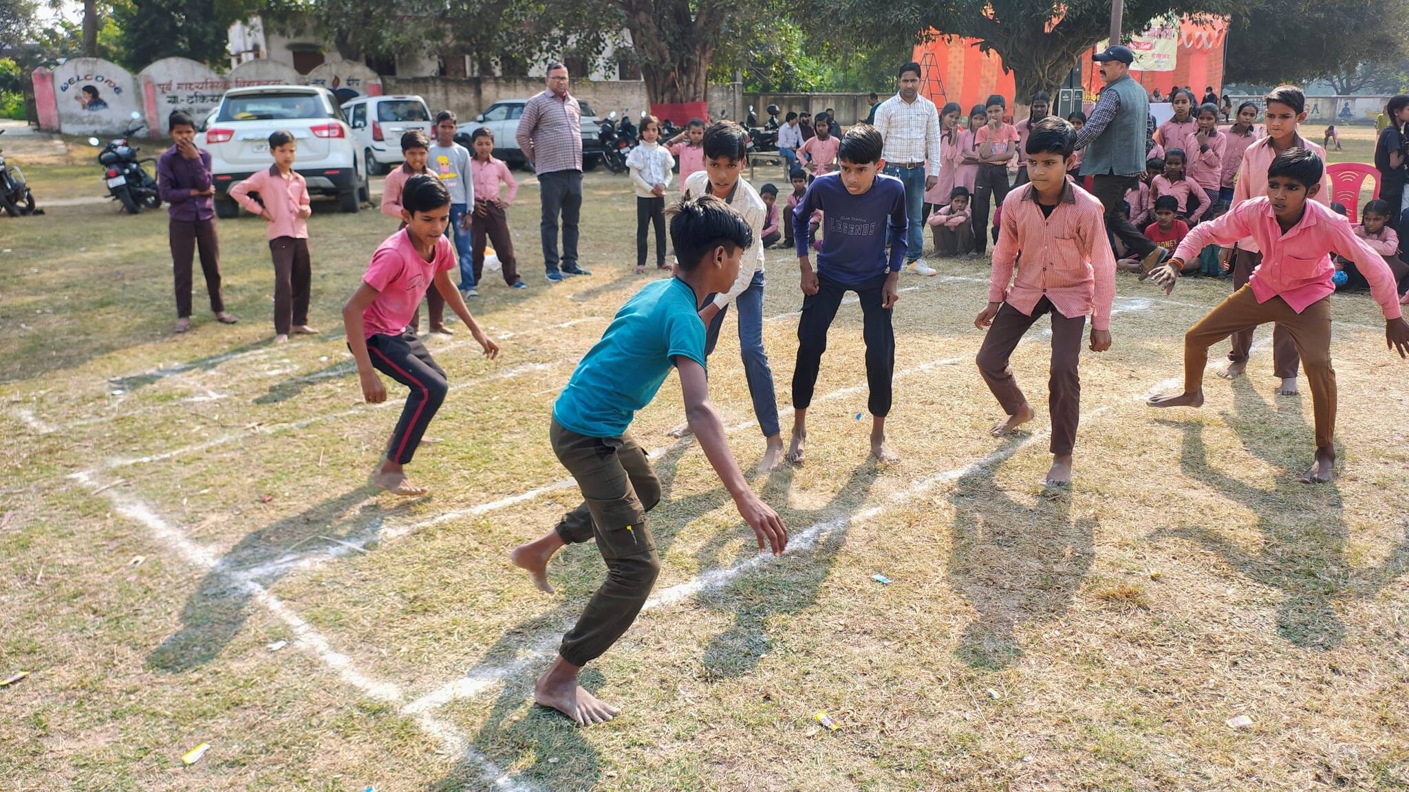 पुवायां में ब्लॉक स्तरीय खेत प्रतियोगिता में दौड़ लगाने को तैयार बच्चे। स्रोत शिक्षक