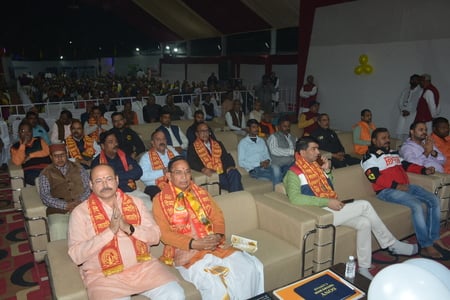राजाजीपुरम स्थित बाबा की बगिया में श्रीमद्भागवत कथा के चौथे दिन बुधवार को साध्वी वैष्णवी भारती 
