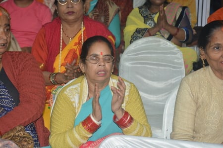 राजाजीपुरम स्थित बाबा की बगिया में श्रीमद्भागवत कथा के चौथे दिन बुधवार को साध्वी वैष्णवी भारती 