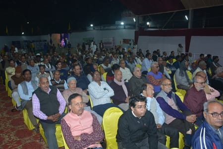 राजाजीपुरम स्थित बाबा की बगिया में श्रीमद्भागवत कथा के चौथे दिन बुधवार को साध्वी वैष्णवी भारती 