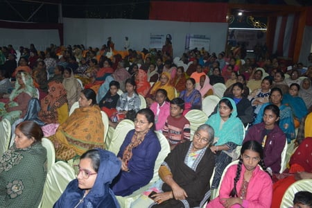 राजाजीपुरम स्थित बाबा की बगिया में श्रीमद्भागवत कथा के चौथे दिन बुधवार को साध्वी वैष्णवी भारती 
