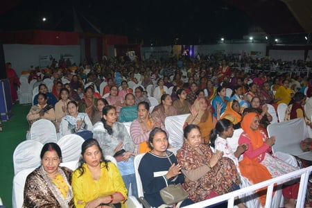 राजाजीपुरम स्थित बाबा की बगिया में श्रीमद्भागवत कथा के चौथे दिन बुधवार को साध्वी वैष्णवी भारती 
