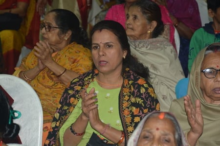 राजाजीपुरम स्थित बाबा की बगिया में श्रीमद्भागवत कथा के चौथे दिन बुधवार को साध्वी वैष्णवी भारती 